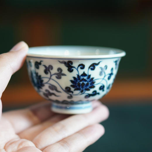 青花金刚莲中号压手  口径：7.9cm，高度：4.5cm，容量约90cc 商品图1