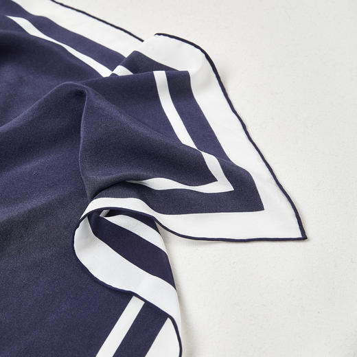 ROMI STUDIO“法式蓝调”100%桑蚕丝手工卷边方形丝巾 RWDSP31467 商品图4