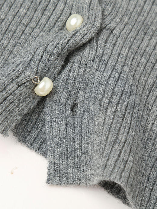 秋冬季新款灰色 V 领针织开衫女珍珠扣设计感小众修身显瘦短款毛衣外套 商品图5