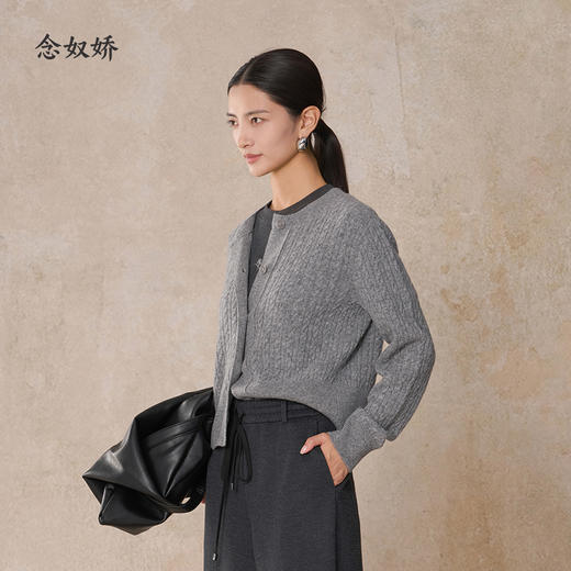 【商场同款】CNR5026 “ 睿智开衫 ” 羊毛+牦牛毛混纺兼具舒适与品质 素色绞花纹理 静奢雅致 商品图10