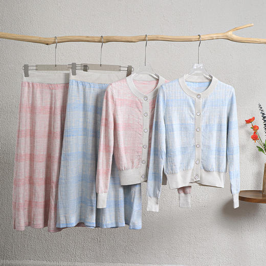 「自」全新升级【铂金会员496/天猫669/差价173】(99251)洛诗琳2025秋冬复古单排扣针织上衣中长款A字半身裙两件套 商品图3