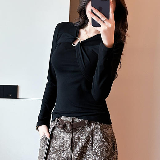 KQL 359H8357新款V领长袖针织拼接t恤时尚镂空修身打底衫 商品图2