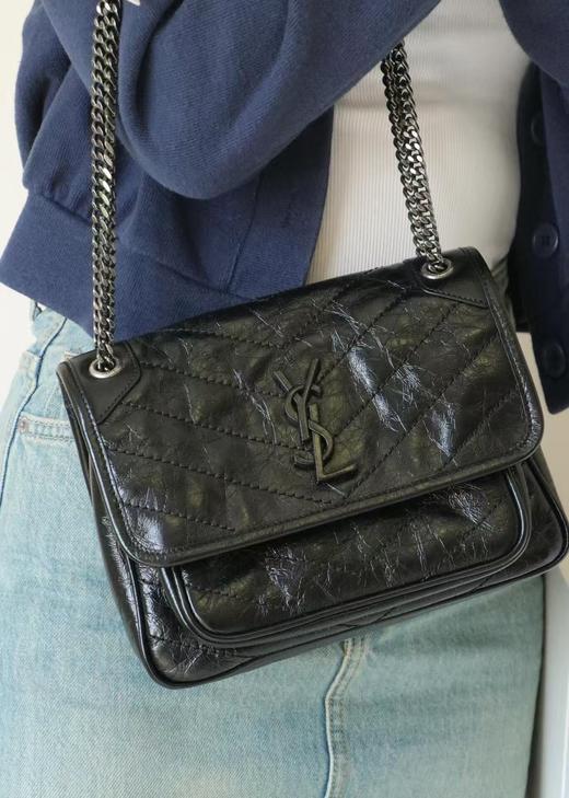 圣罗兰niki 黑链黑标LOGO复古褶皱 牛皮革 流浪包斜挎单肩包 22/28CM小中号双尺寸（ZJ） 商品图1