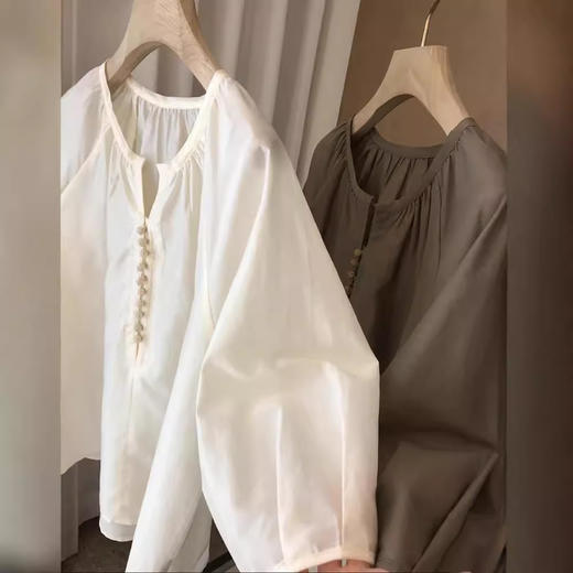 【换季清仓，不退换】这腔调，真是T爱了！法式轻国风~手工绣球扣复古宽松天丝衬衫女秋款！ 商品图0