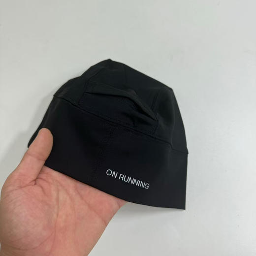 原单正品昂跑户外Core Beanie新品男女Core系列跑步冷帽运动帽子 💰99包邮
只有黑色 
这款冷帽适合恶劣天气跑步佩戴，内衬采用拉绒，版型贴合头部，且带有马尾开口。 商品图5
