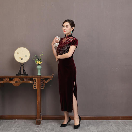 2025新款气质连衣裙女大红丝绒长旗袍复古修身中国风演出活动礼服 商品图2