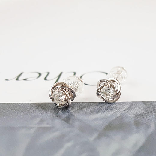 【天然正品】AU750白金简约时尚花朵造型0.138/0.150克拉钻石耳钉14.4*6.6*6.3MM（皆取最大值）081025TJ09 现售价：1880特价！ 商品图4
