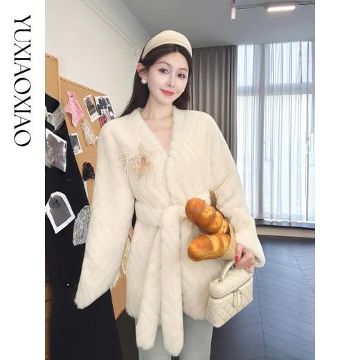 余潇潇【溏心风暴】时尚高贵100羊毛赠送精致可拆胸针V领宽松外套 商品图4