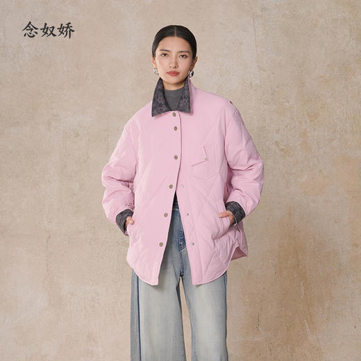 【商场同款】CNO5042 “ 巴恩风羽绒服 ” 菱形格结合珊云粉 甜酷范儿十足 包容显瘦鹅绒服 商品图1