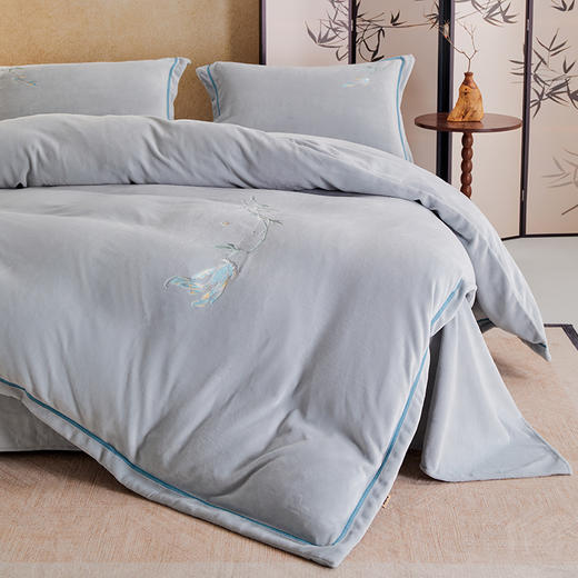 多喜爱 山海经230g云煦绒四件套 山海闻汐/竹叶文鳐/银杏夫诸 hl【高克重暖暖绒】【国风刺绣】【一触即暖】【抗静电】【不易掉毛】细腻绒毛 暖而不闷 织带工艺  可水洗机洗 双面设计 商品图12