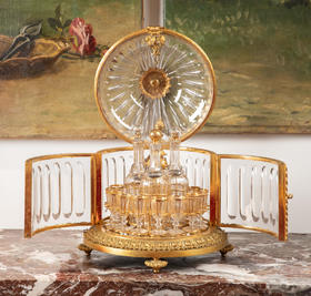 独角鹿西洋古董19世纪法国著名水晶工坊巴卡拉出品葡萄藤叶主题铜鎏金精雕烈酒箱及支架装饰描金水晶酒具套件