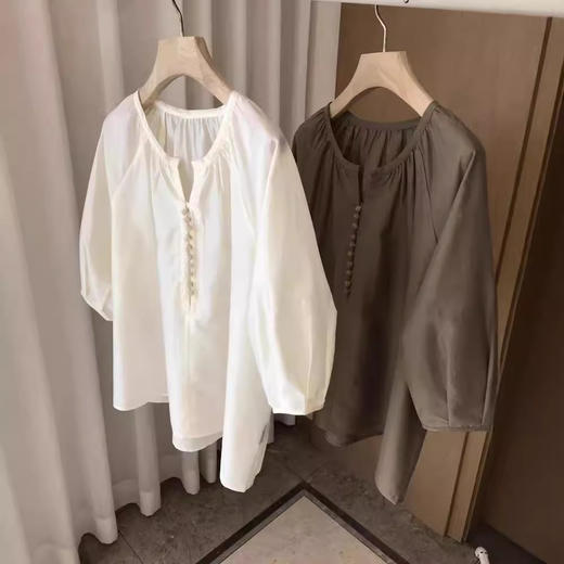 【换季清仓，不退换】这腔调，真是T爱了！法式轻国风~手工绣球扣复古宽松天丝衬衫女秋款！ 商品图1