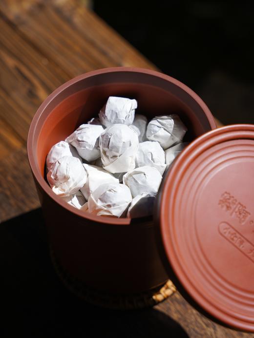 【高奢熟茶】【老班章熟茶龙珠】2015年古树原料十年陈茶王厚韵·旷世奇珍，一口松脂清香，一脉茶王醇韵，规格：400g/罐 商品图1