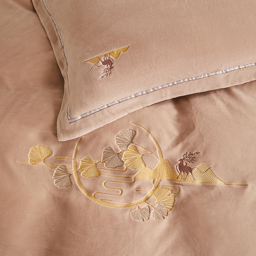 多喜爱 山海经230g云煦绒四件套 山海闻汐/竹叶文鳐/银杏夫诸 hl【高克重暖暖绒】【国风刺绣】【一触即暖】【抗静电】【不易掉毛】细腻绒毛 暖而不闷 织带工艺  可水洗机洗 双面设计 商品图3