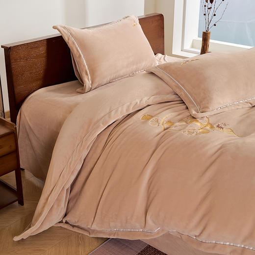 多喜爱 山海经230g云煦绒四件套 山海闻汐/竹叶文鳐/银杏夫诸 hl【高克重暖暖绒】【国风刺绣】【一触即暖】【抗静电】【不易掉毛】细腻绒毛 暖而不闷 织带工艺  可水洗机洗 双面设计 商品图4