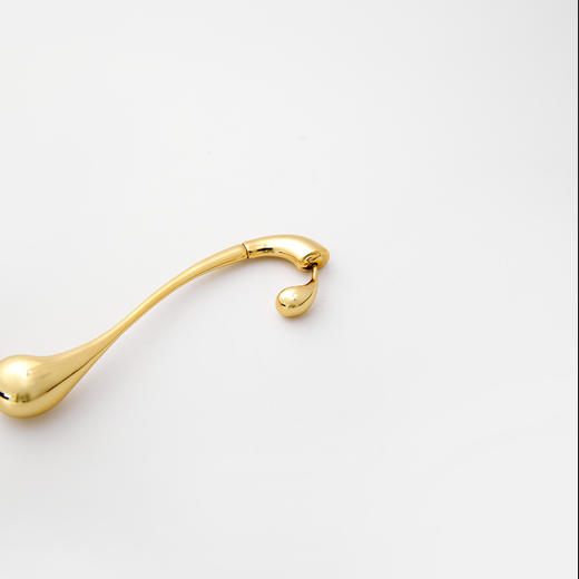 ROMI STUDIO 铜合金耳饰 法式极简金色流线水滴耳坠RWCWP06694 商品图3