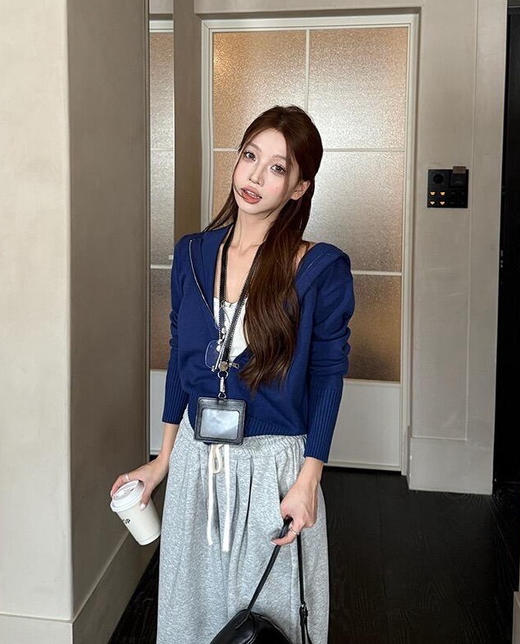 🤩【许我耀眼】赵露思许妍同款拉链连帽毛衣外套🌸上身慵懒又精致的氛围感直接拉满✨ ✅软糯亲肤的质感谁穿谁爱，☺️大大的连帽+拉链设计，休闲又带点小随性！ 商品图1