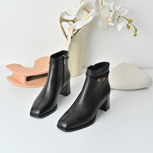 经典鲨2025年冬季新款时尚方头羊皮革侧拉链高粗跟短筒靴女KG25-558191 商品图1