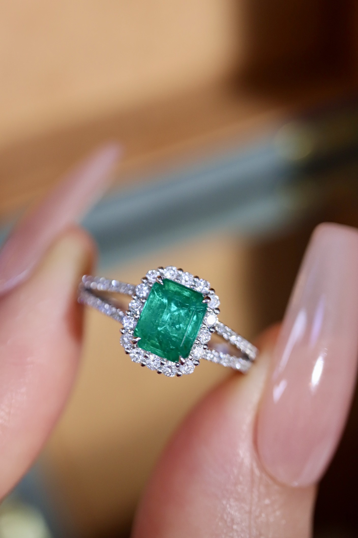 0.81ct刻面祖母绿戒指