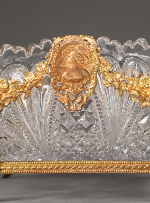 独角鹿西洋古董1930年代葡萄牙出品玫瑰花蔓与女子肖像主题铜鎏金精雕装饰菱格纹切割水晶果樽 商品图6