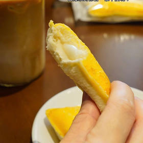 阿泊町【蛋皮小口袋面包】
一口爆浆！三重口感在舌尖开派对~

金黄蛋皮包裹，≥20%奶酪味沙拉酱
0️⃣反式脂肪酸，健康无负担~