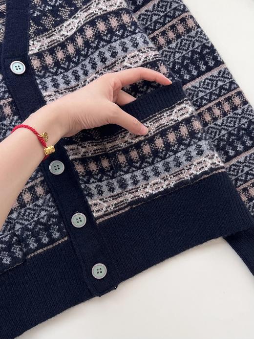 【复古费尔岛重工提花V领三色织带设计针织开衫外套】周四（10.16）上午10点上架 T家同款 男/女两款可选！甄选100%羊毛，触感细腻顺滑~复古韵味与时尚的巧妙结合~无标发货 商品图6