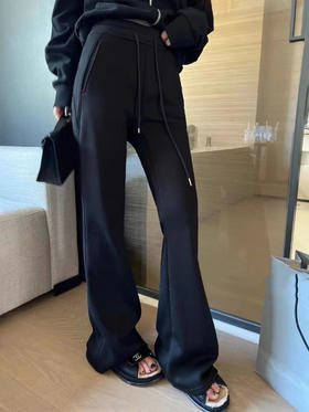 【美式复古阔腿喇叭裤】美式复古版型好到爆的喇叭裤心只做高版本!垂感特别棒，喇叭的弧度刚刚好，有垂感!特别的高档!不易起球、膝盖不起包!面料做过定型，很挺括