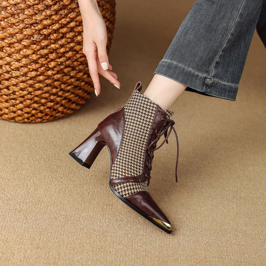【预售5天】时尚真皮拼色高跟系带马丁靴女秋冬新款金属尖头粗跟千鸟格短靴子XME&898-700 商品图3