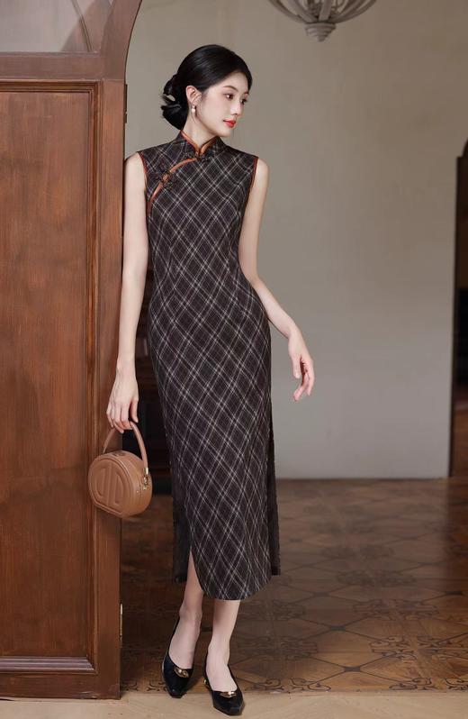SZ3S88 咖色旗袍-【诗说先秦~与时尚对话，与年龄和解，与诗意重逢！】 云想衣裳花想容，春风拂槛露华浓。旗袍的立领，勾勒出脖颈的修长优雅，修身的剪裁，贴合身体曲线，菱格纹纵横交错，带着明清的雅意。 商品图1