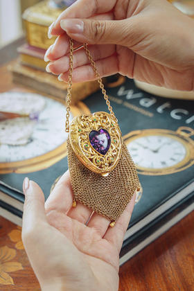 【已售】独角鹿西洋古董20世纪欧洲出品藤蔓爱心造型14K黄金镂雕镶嵌紫水晶钻石及沙弗莱石网状编织零钱包