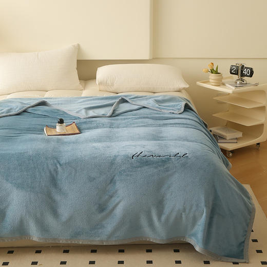 俞兆林 纯色绣花牛奶绒毛毯1.5米灰蓝 YZL-24094 商品图4