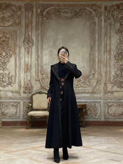 SZ3C50_栗壳色/漆黑色_大衣_秋冬_新中式大翻领重工刺绣收腰大摆长款_高级女装_BERNIEELEN 伯妮斯茵 商品图0