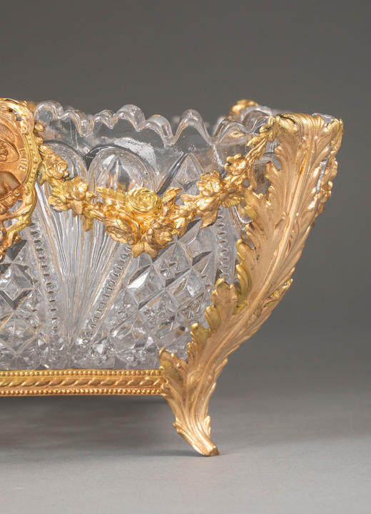 独角鹿西洋古董1930年代葡萄牙出品玫瑰花蔓与女子肖像主题铜鎏金精雕装饰菱格纹切割水晶果樽 商品图5