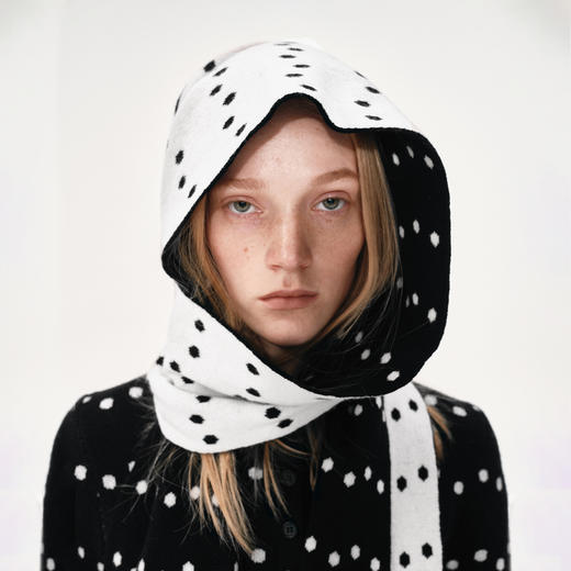 NUTH 美利奴羊毛正反两色波点保暖围巾女 黑色/粉色（发货时间同步天猫） 商品图3