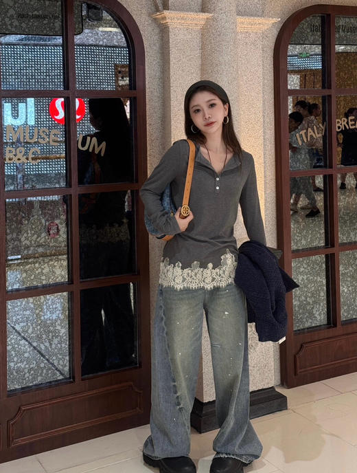 【开放日忙 秒杀价已调 直接拍】乌丫25年 秋季新款 蕾丝拼接亨利领 法式复古精致刺绣字母修身打底衫  长袖衫 商品图4