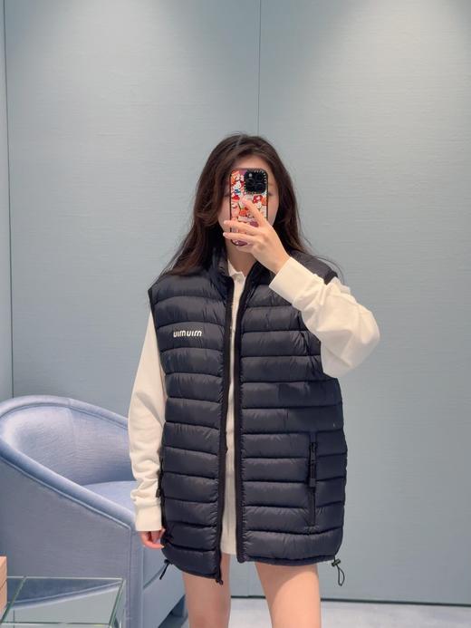 缪缪 25FW秋冬新款 轻便绗缝拉链羽绒马甲(DQJ) 商品图3