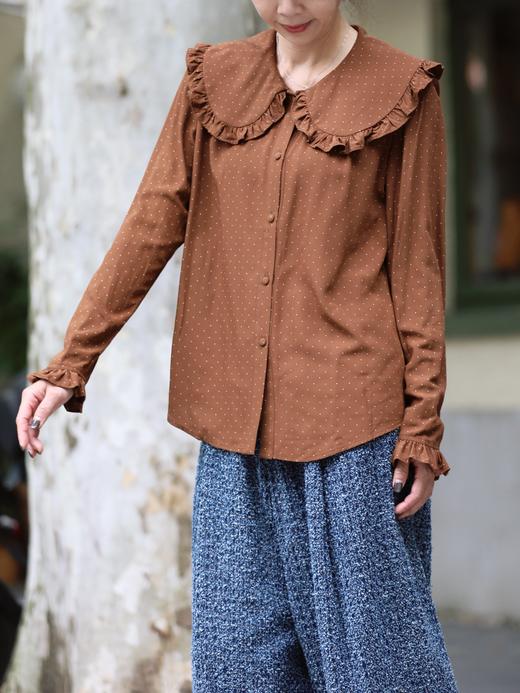 TYNVIE 棕色白点荷叶边领长袖衬衫 商品图1