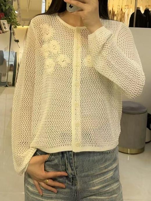 伯妮斯茵 | 复古慵懒 米白镂空针织开衫 立体花朵装饰 软糯亲肤 日常叠穿款  SZ3A62  皓色针织衫-《檖》 商品图2