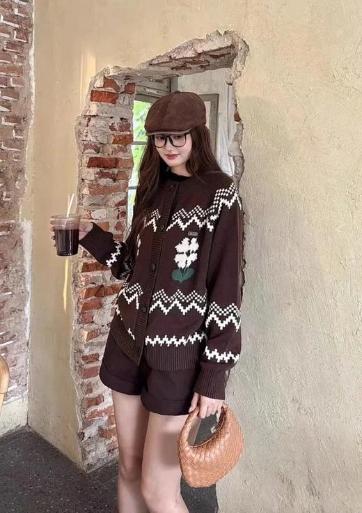 【美拉德复古提花宽松针织开衫外套】周四（10.16）上午10点上架 Dz家秋冬新款 深棕为主色调，融合复古提花与宽松的版型，将文艺复古感与秋日温暖感完美结合！无标发货，10.15日上新！ 商品图0