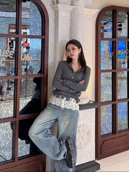 【开放日忙 秒杀价已调 直接拍】乌丫25年 秋季新款 蕾丝拼接亨利领 法式复古精致刺绣字母修身打底衫  长袖衫 商品图5