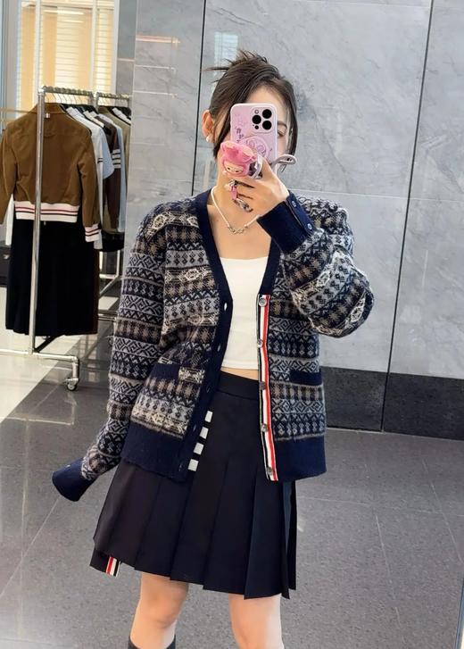 【复古费尔岛重工提花V领三色织带设计针织开衫外套】周四（10.16）上午10点上架 T家同款 男/女两款可选！甄选100%羊毛，触感细腻顺滑~复古韵味与时尚的巧妙结合~无标发货 商品图0