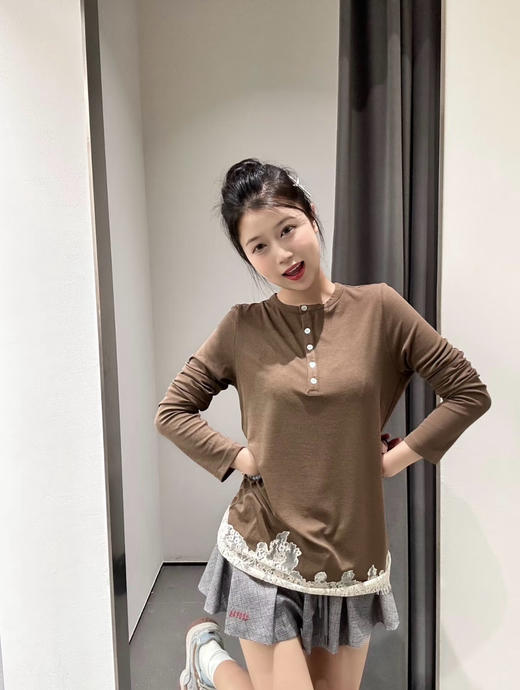 【开放日忙 秒杀价已调 直接拍】乌丫25年 秋季新款 蕾丝拼接亨利领 法式复古精致刺绣字母修身打底衫  长袖衫 商品图10