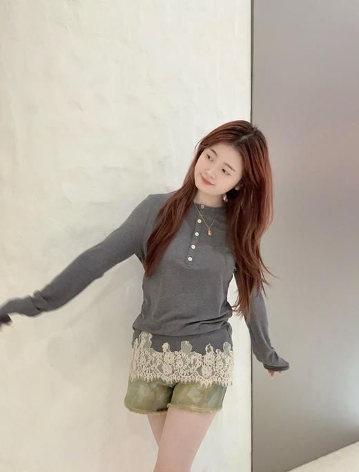 【开放日忙 秒杀价已调 直接拍】乌丫25年 秋季新款 蕾丝拼接亨利领 法式复古精致刺绣字母修身打底衫  长袖衫 商品图6