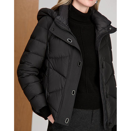 EITIE爱特爱短款高领兜帽羽绒外套多线迹宽边门襟墨色精致金属扣保暖羽绒服8411109 商品图5