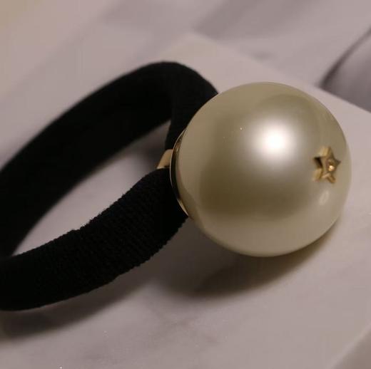 秋冬 珍珠女孩冲 珍珠发圈 优雅氛围 （这款非天然珍珠！纯属个人喜爱帮大家安排的，店铺里其他没有特殊标明的都是天然珍珠呦） 商品图1