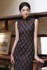 SZ3S88 咖色旗袍-【诗说先秦~与时尚对话，与年龄和解，与诗意重逢！】 云想衣裳花想容，春风拂槛露华浓。旗袍的立领，勾勒出脖颈的修长优雅，修身的剪裁，贴合身体曲线，菱格纹纵横交错，带着明清的雅意。 商品缩略图2