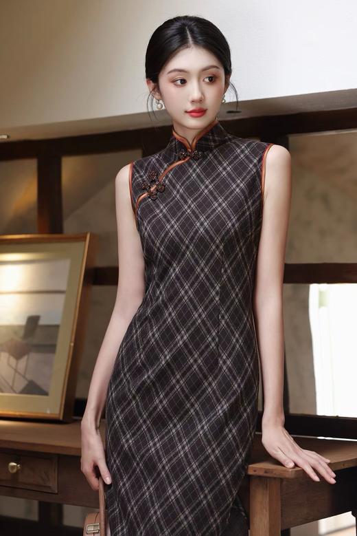 SZ3S88 咖色旗袍-【诗说先秦~与时尚对话，与年龄和解，与诗意重逢！】 云想衣裳花想容，春风拂槛露华浓。旗袍的立领，勾勒出脖颈的修长优雅，修身的剪裁，贴合身体曲线，菱格纹纵横交错，带着明清的雅意。 商品图2