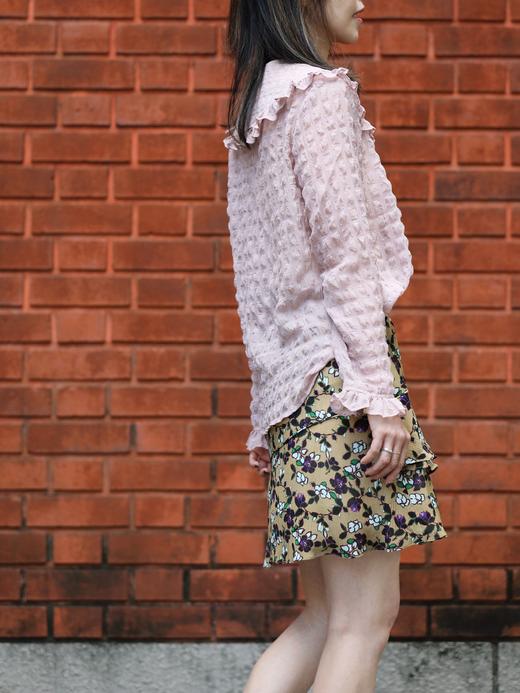 TYNVIE 纹理粉色荷叶边领长袖丝质衬衫 商品图8