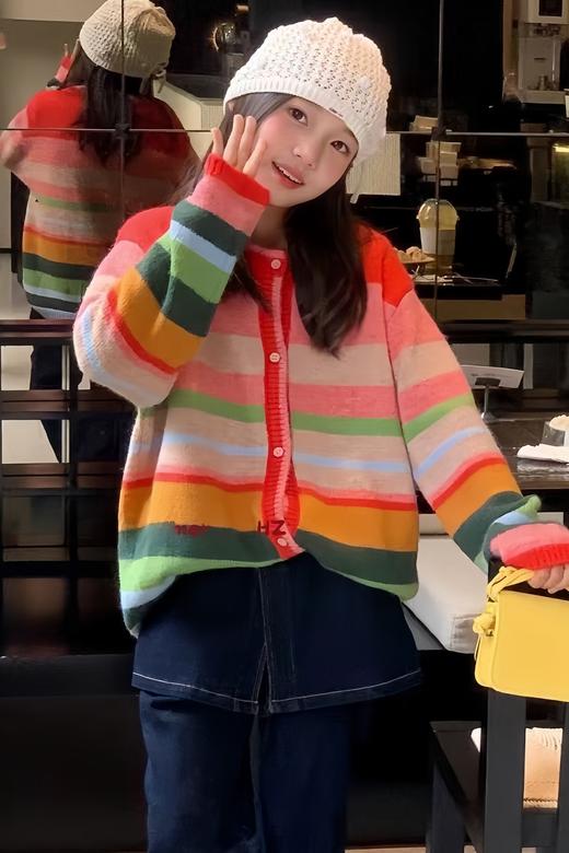 🍂秋天也可以有彩虹色🌈打翻秋日调色盘｜是色彩叠穿的快乐📝【吉米故事 亲子款法式彩虹条纹开衫毛衣】 🌈把彩虹穿在身上啦😍穿上身像吃了彩虹糖一样快乐！ 商品图1