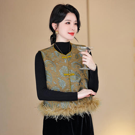 KQL422H2892 2025秋新款女复古背心百搭显瘦气质马夹新中式国风鸵鸟羽毛潮马甲 商品图3